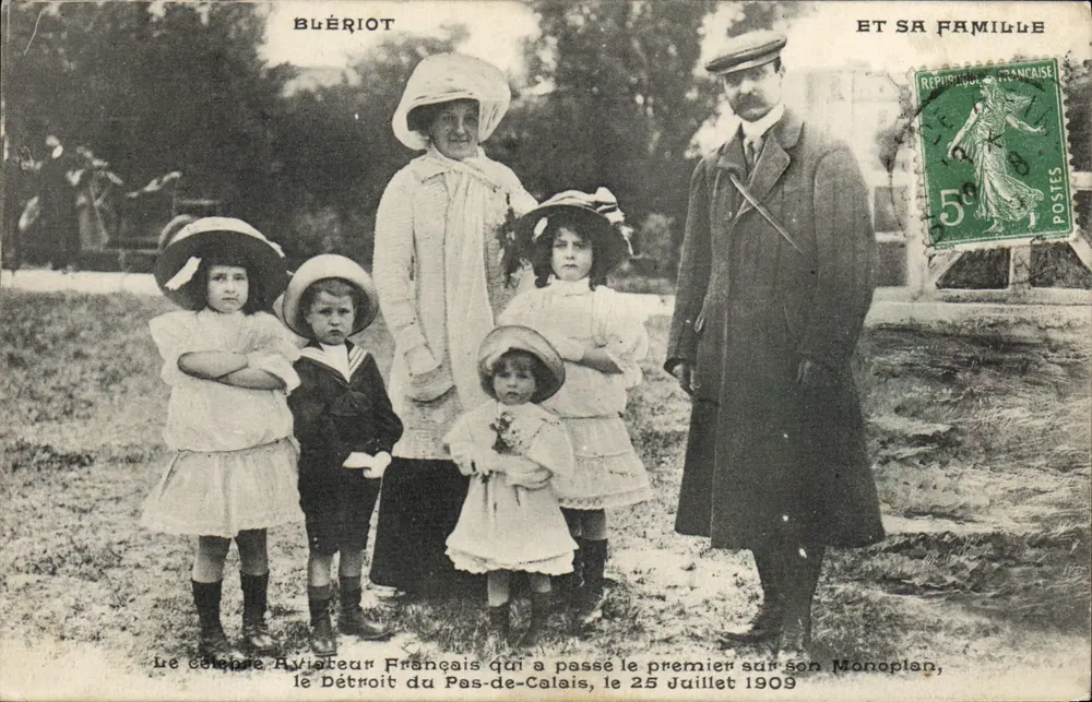 Blériot und seine Familie — Der berühmte französische Flieger, der am 25. Juli 1909 mit seinem Eindecker den Ärmelkanal überflog — Verleger unbekannt - Vorderseite