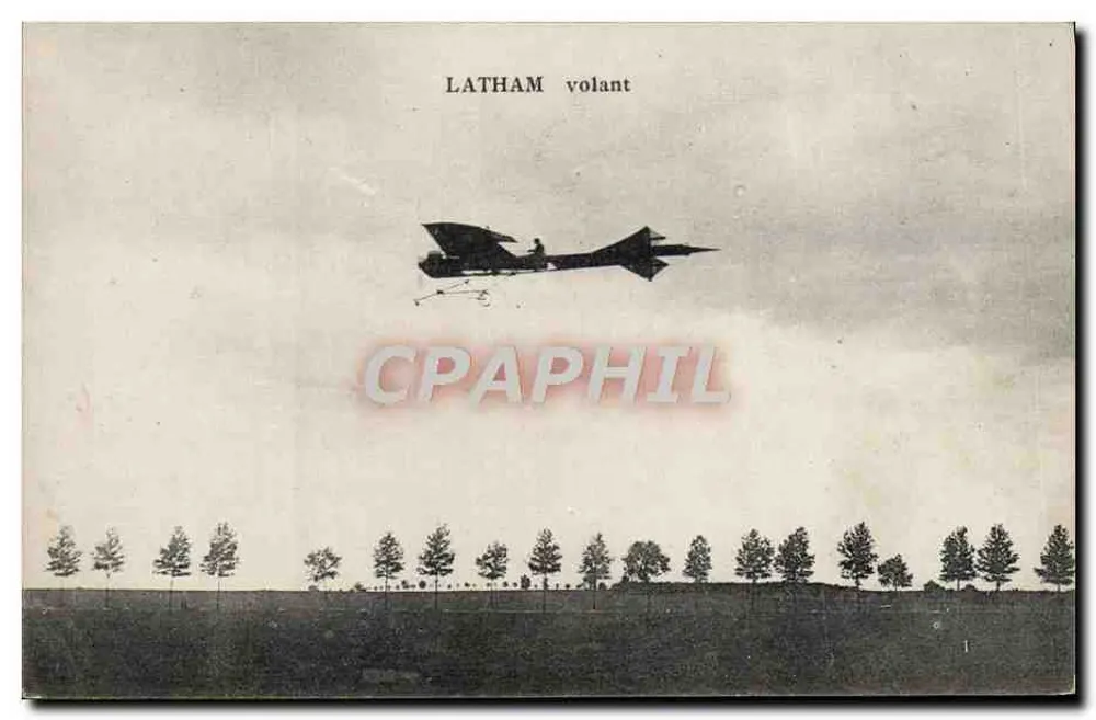 LATHAM voando — avião em voo acima de uma linha de árvores — editor não visível - Frente