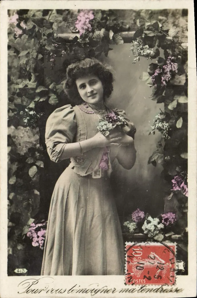Junge Frau mit Blumenbouquet — Dekoration aus Efeu und Lilien — anonymer Verlag, Nr. 413 - Vorderseite