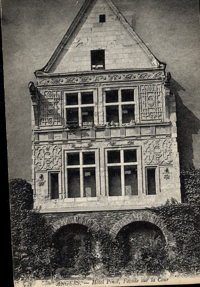 Angers — Hotel Pinçot, Fachada na Cour - Frente