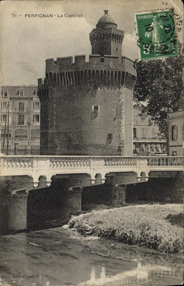 Perpignan - Le Castillet — tour ronde sur un pont enjambant un cours d'eau, éditeur Lib. Couderec, n° 71 - Frente