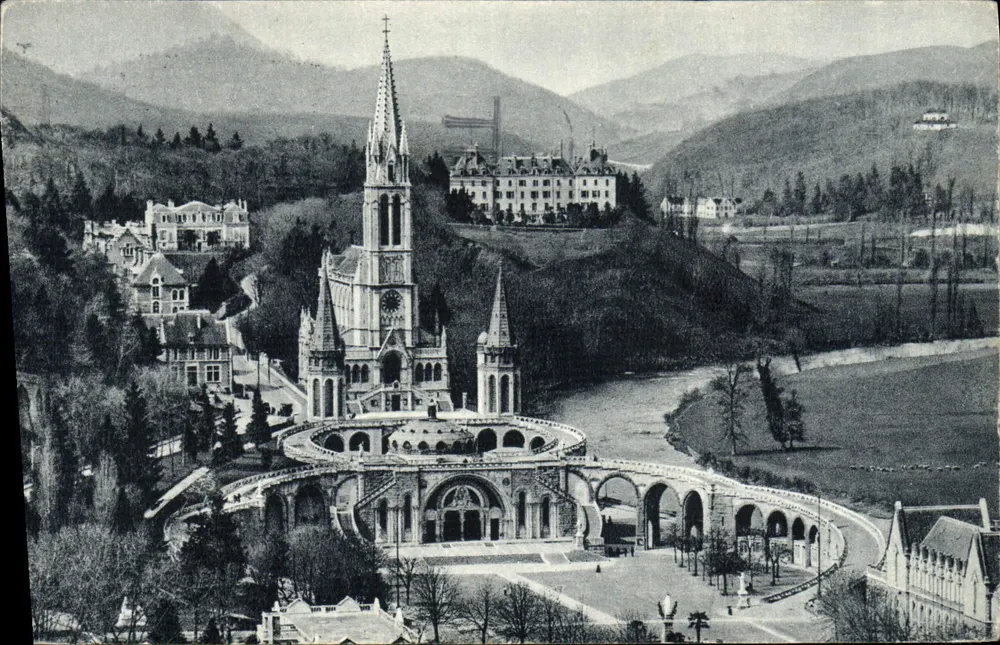 Lourdes — La Basilique vue du Château-Fort — Édition P. Doucet Lourdes n°39 - Recto