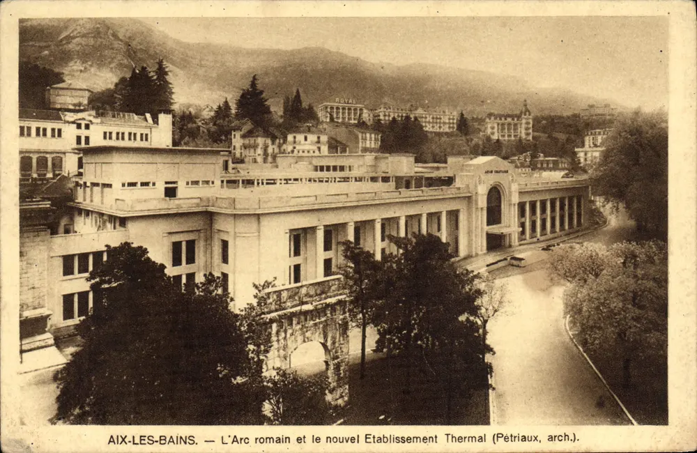 Aix-les-Bains — Der römische Bogen und das neue Thermalbad (Pétriaux, arch.) - Vorderseite