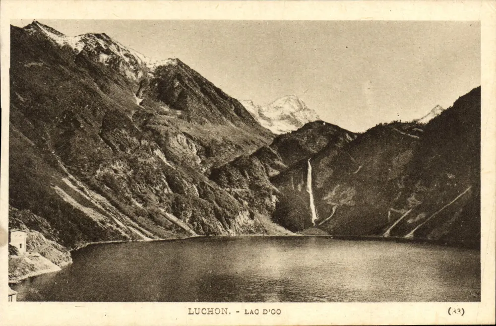 लुचॉन - ओओ का झील — एक पैनोरमिक दृश्य जिसमें झरना और बर्फीली पहाड़ियाँ हैं — (33) - आगे
