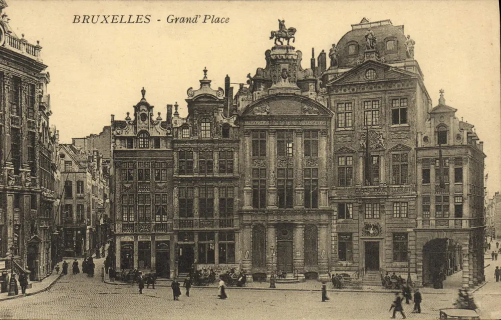 Bruxelas - Grand'Place — vista dos edifícios históricos com estátua equestre — editor não identificado - Frente