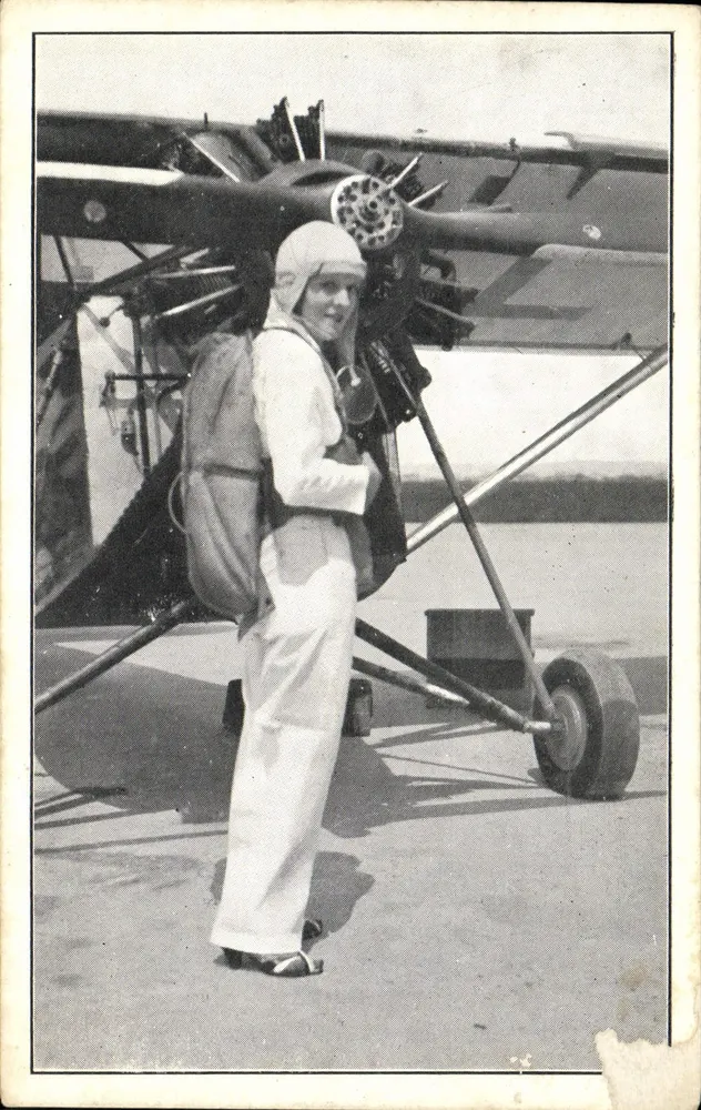 Mlle Malou d'Eresem — parachutiste de l'Association Française de Propagande Aérienne — éditée par VINAY - Frente