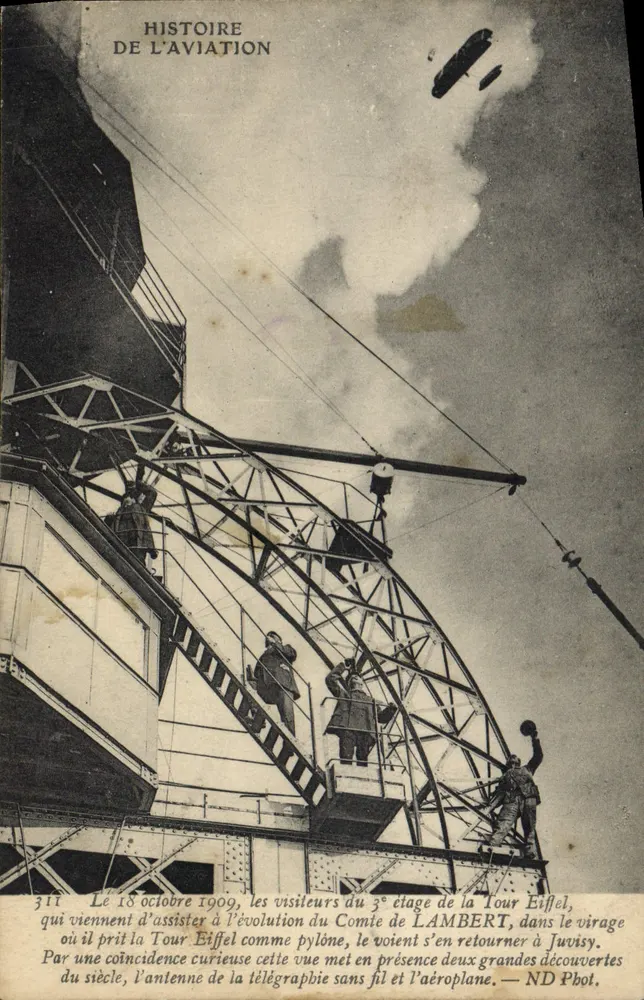 Tour Eiffel — vue des visiteurs au 3e étage observant un vol d'aéroplane et un dirigeable — éditeur ND Phot. - Frente