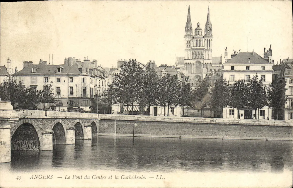 Angers — O Ponte do Centro e a Catedral — LL. - Frente