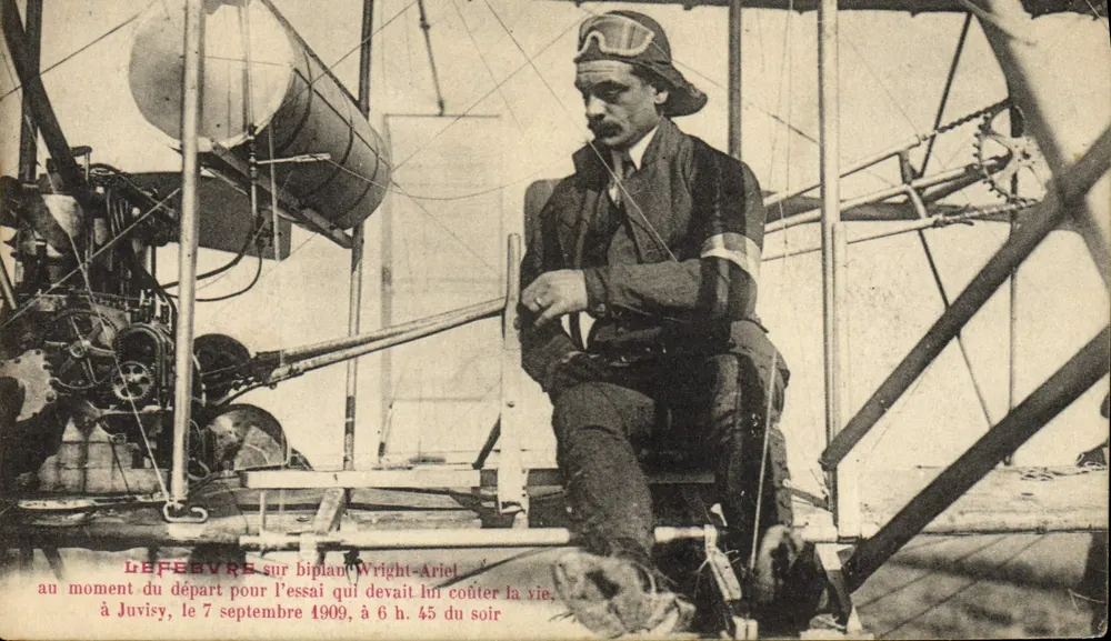 Lefebvre em biplano Wright-Ariel — no momento da saída para o teste que deveria custar-lhe a vida — em Juvisy, em 7 de setembro de 1909, às 18h45 - Frente