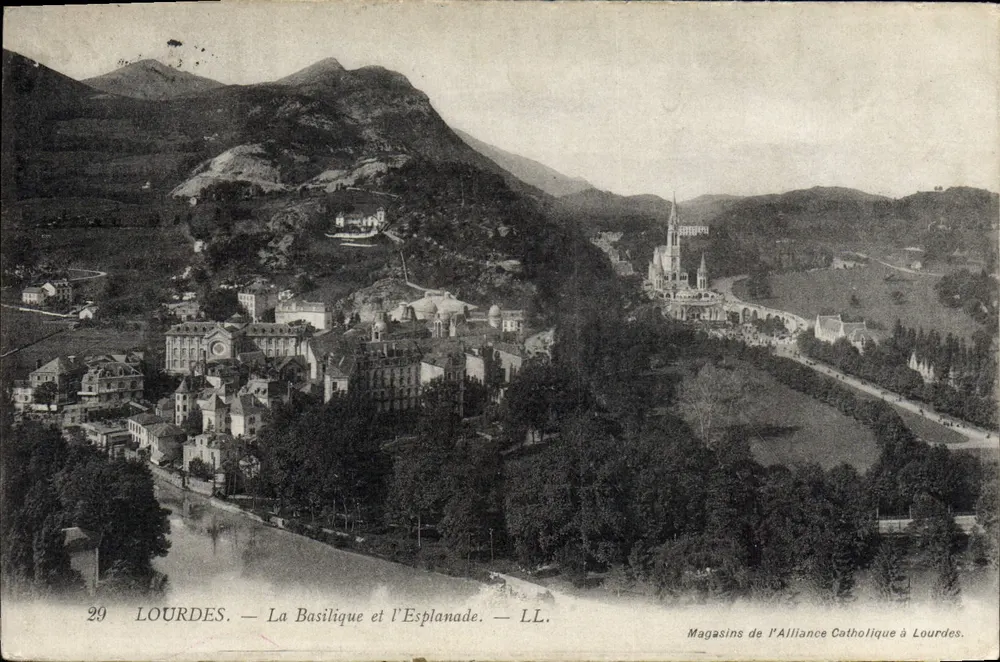 LOURDES — A Basílica e a Esplanada — LL. Lojas da Aliança Católica em Lourdes. - Frente