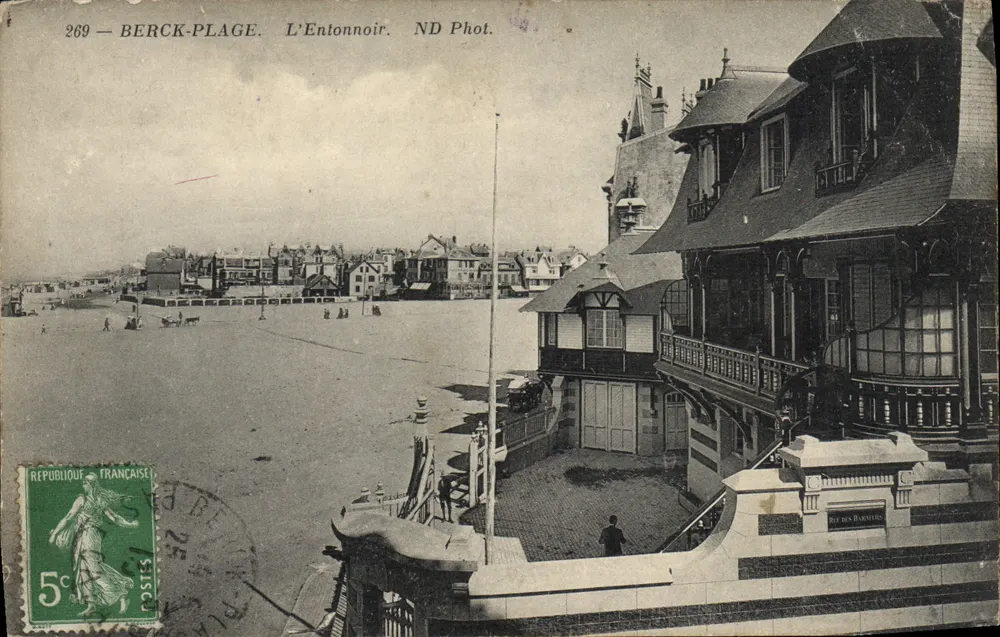 Berck-Plage. L'Entonnoir. ND Fotografia — Vista da praia e da rua dos Banhistas - Frente