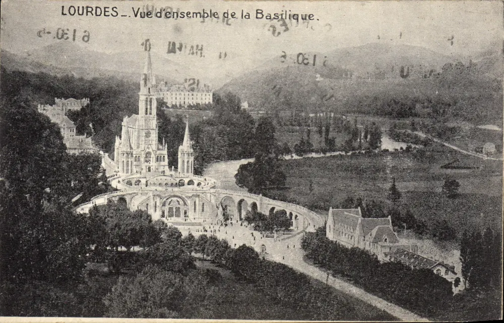 LOURDES — Visão geral da Basílica — Edição Paris - Frente