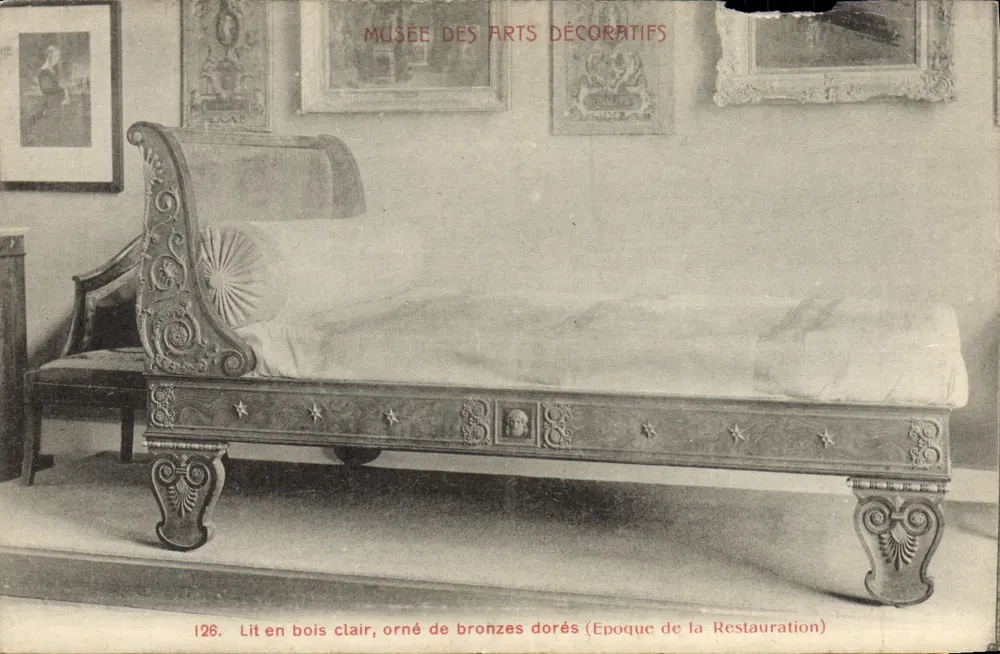 Heller Holzbett mit vergoldeten Bronzen — Restaurationszeit — Musée des Arts Décoratifs, n°126 - Vorderseite