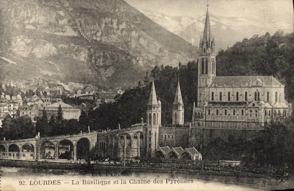 Lourdes — Die Basilika und die Pyrenäen — Edition des Grands Musées de l'Hôtel de la Chapelle - Vorderseite