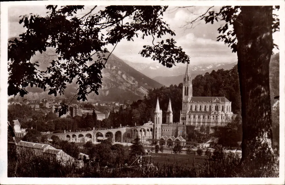 Lourdes — A Basílica e o Pic du Jer — Edição P. Doucet - Frente