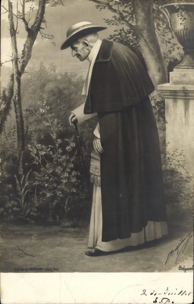 Velho padre em traje eclesiástico — cena de jardim — Aristophot Leipzig 1902 - Frente