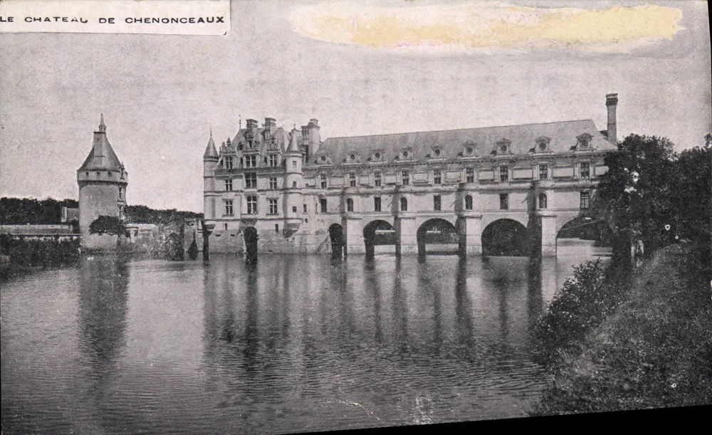 Castelo de Chenonceaux — vista do castelo sobre o rio Loire — editor não identificado - Frente
