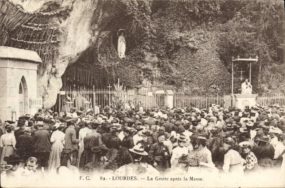 Lourdes — A Grotta após a Missa. — F.C. n°82 - Frente