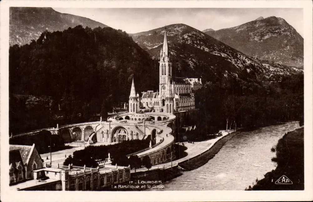 Lourdes — A Basílica e o Gave — editor 'Real-Photo' CP. P. Strasbourg - Frente