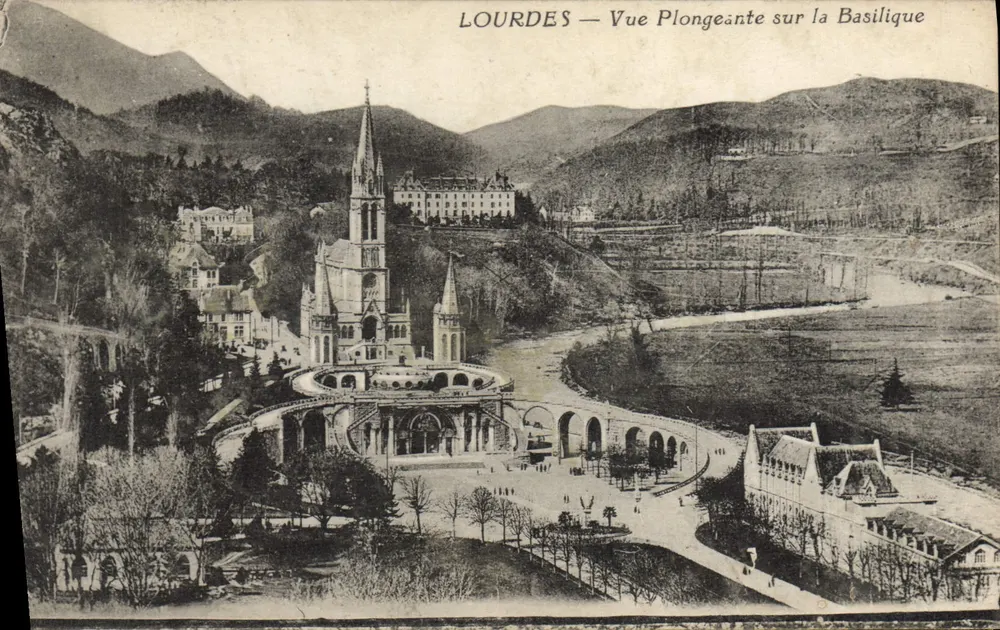 LOURDES — Vogelperspektive auf die Basilika - Vorderseite