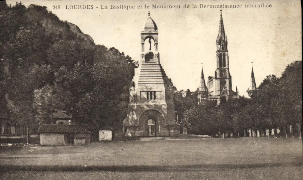 Lourdes - Die Basilika und das Denkmal der gemeinsamen Erkenntnis - Vorderseite