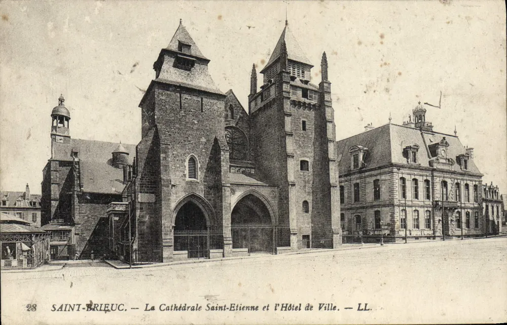 Saint-Brieuc — Die Kathedrale Saint-Étienne und das Rathaus — LL. — n° 28 - Vorderseite