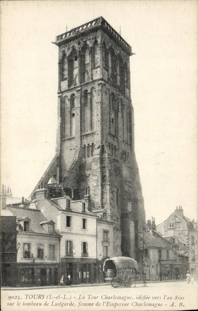 Tours (Loire-et-Loire) - A Torre Charlemagne, construída em torno do ano 800 sobre o túmulo de Luitgarde, esposa do Imperador Charlemagne - A. B. - Frente