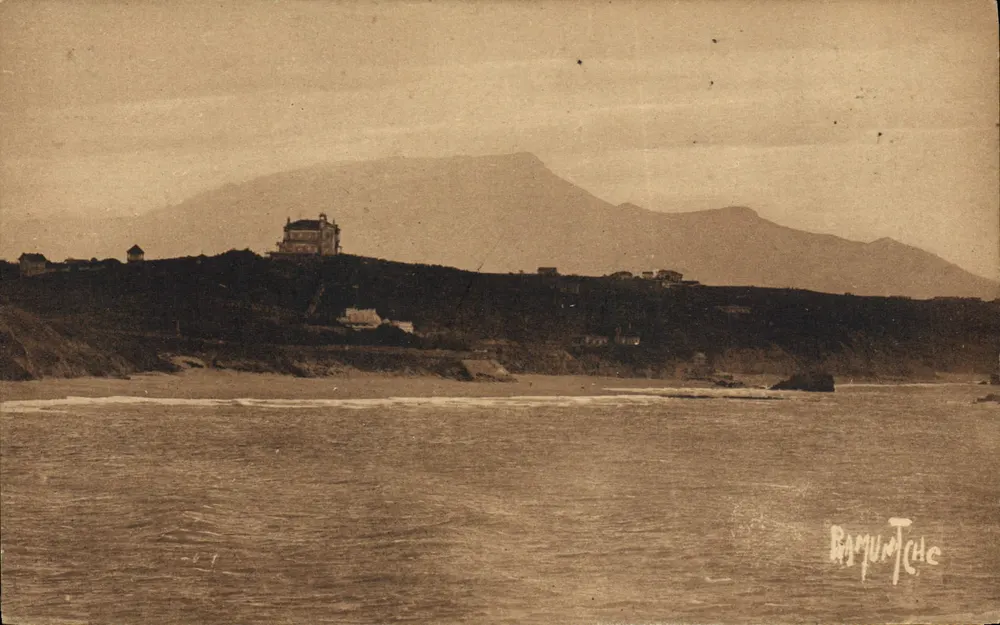 La Rhune, Vista de Biarritz — Editor: Edições Artísticas Raymond Bergevin, La Rochelle — N° de série: 10380 - Frente