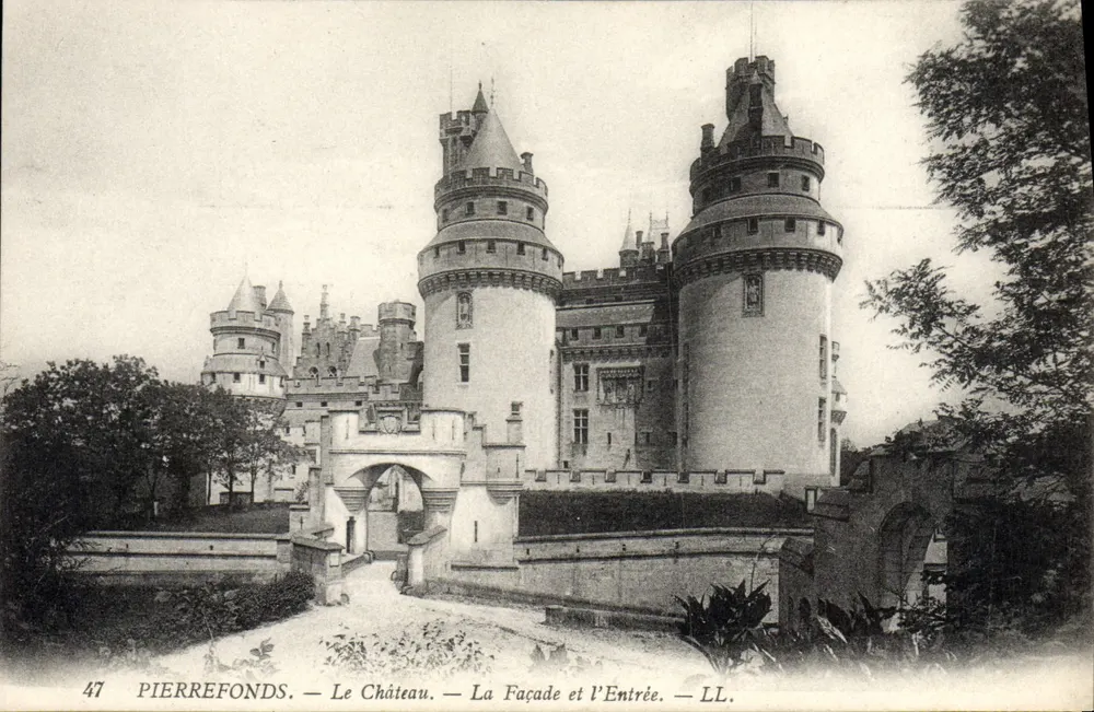 PierreFonds — O Castelo — A Fachada e a Entrada — LL - Frente