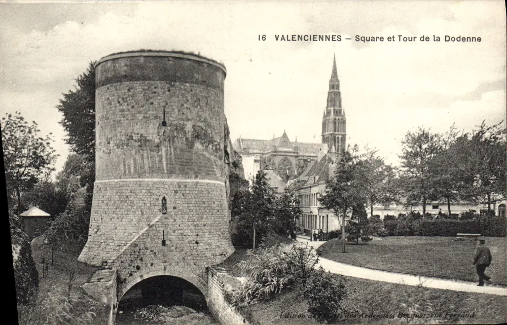 Valenciennes — Praça e Torre da Dodenne — Edição de Valenciennes, Bouquart, rua Ferrand - Frente
