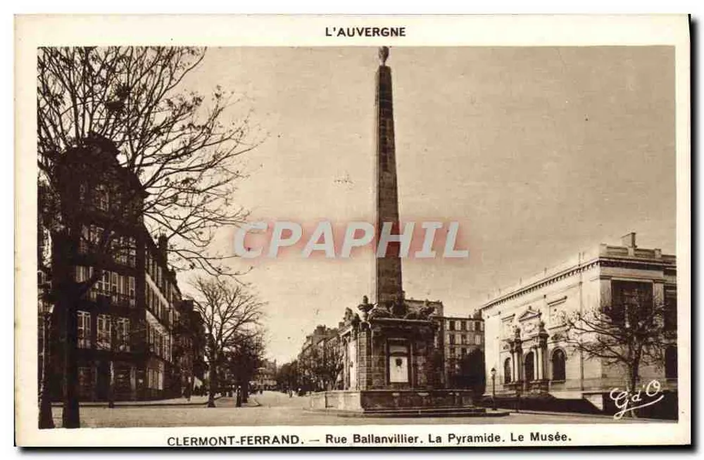Clermont-Ferrand — Straße Ballanvillier, Die Pyramide, Das Museum — GdO - Vorderseite