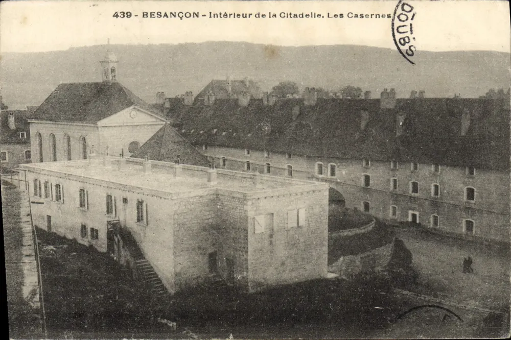 Besançon — Innenansicht der Citadel. Die Kasernen — Doubs, n° 439 - Vorderseite