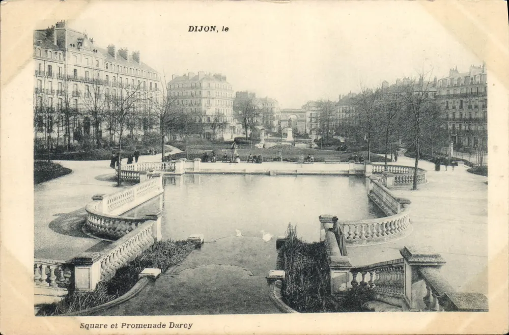 Dijon, o Square e Promenade Darcy — vista do lago e dos edifícios circundantes - Frente