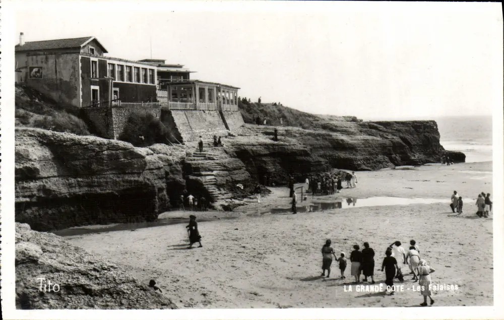 La Grande Côte - Les Falaises — vista da praia e do edifício na falésia — Tito - Frente