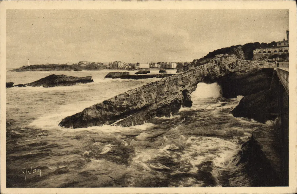 A Roche Percée e o Cabo Saint-Martin — Biarritz (Basses-Pyrénées) — Éditions d'Art Yvon, n°2 - Frente