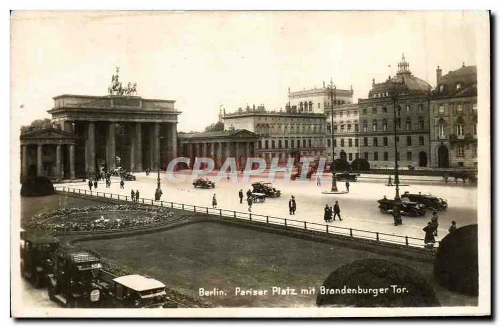 Berlin. Pariser Platz mit Brandenburger Tor — vue du monument et de la place avec véhicules d'époque — éditeur I. W. B. 243 - Voorkant
