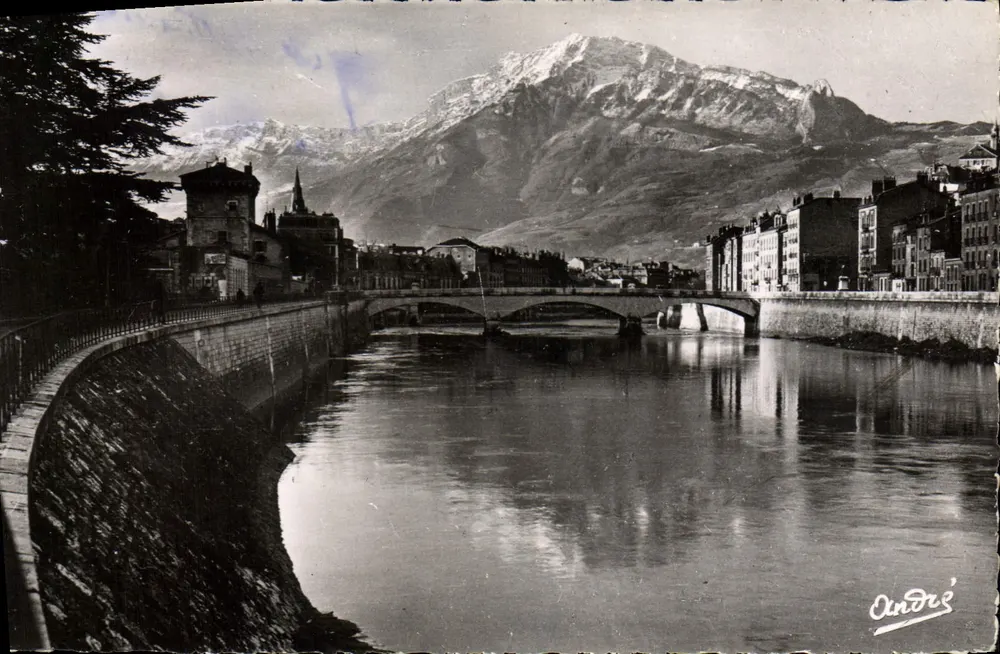 Grenoble — Os quais do Isère e o Moucherotte (1895 m.) — Édition d'Art Grenoble, n° 989 - Frente
