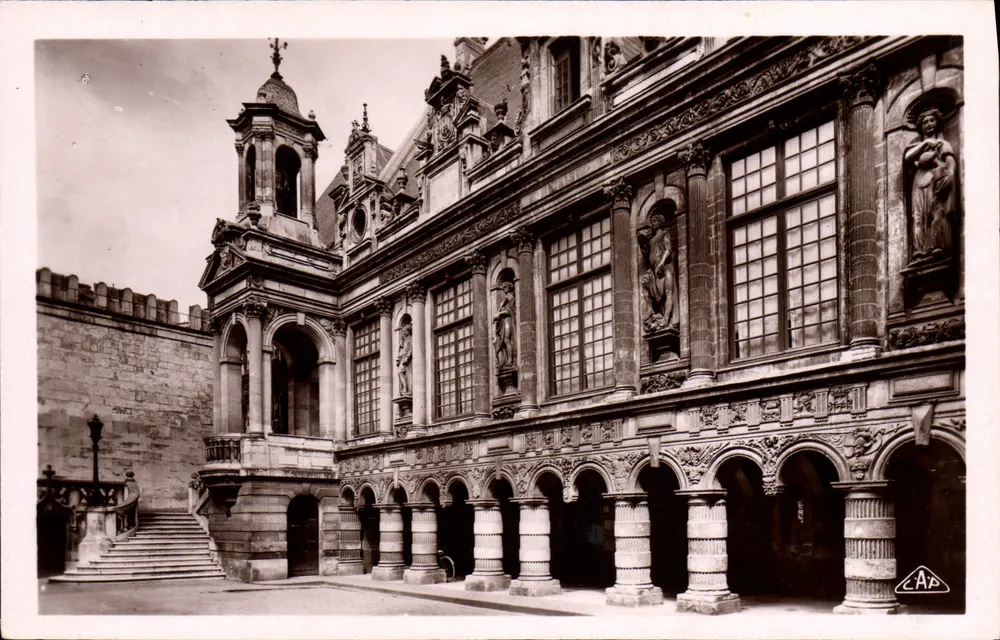 Stadthaus — Fassade zum Innenhof — La Rochelle — - Vorderseite