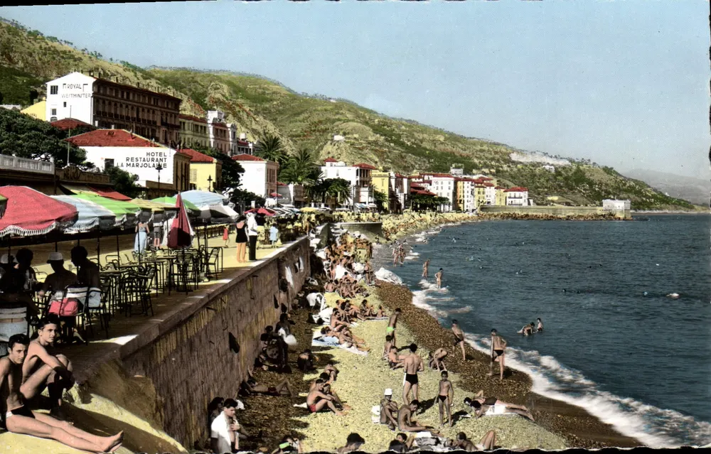 Strand von Menton — lebendige Ansicht mit dem Hotel Royal Vuittonner und dem Restaurant La Marjolaine — Verlag: Éditions Mazzone - Vorderseite