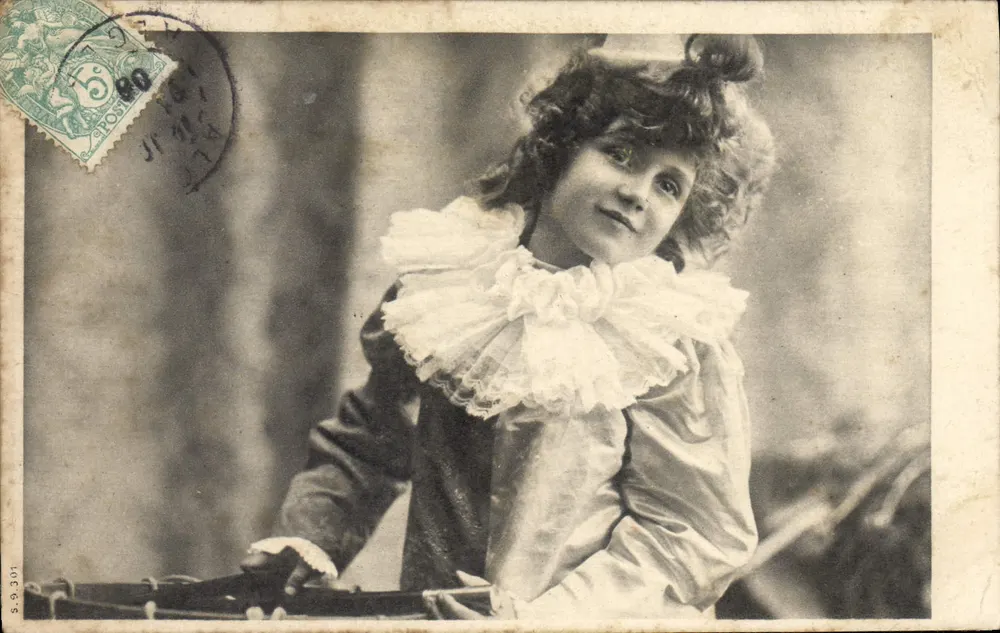 Petite fille en costume de scène — éditeur S. 9. 301 - Frente