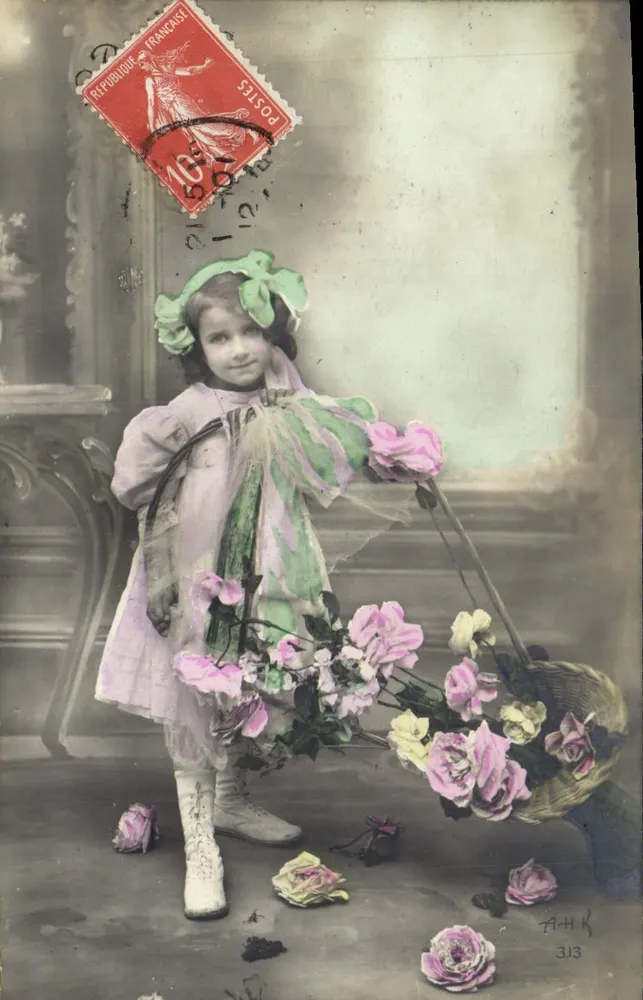 Mädchen mit einem Korb voll Rosen — A-H-K, Nr. 313 - Vorderseite