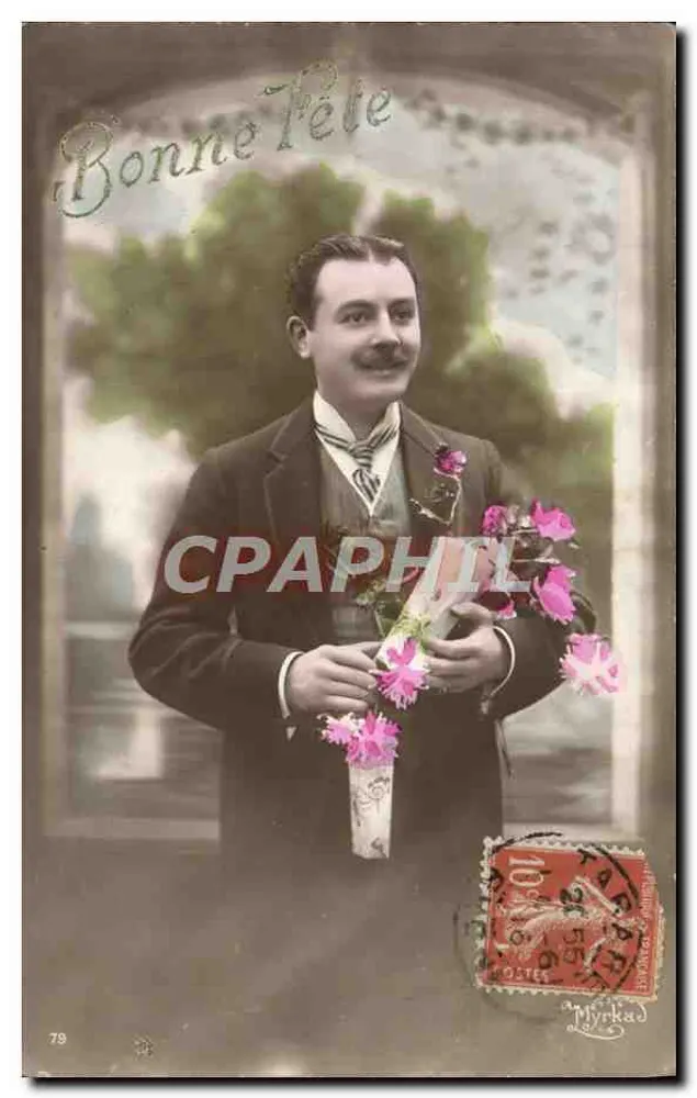 Homem de terno segurando um arranjo de flores — Feliz Aniversário — Myrkaed - Frente