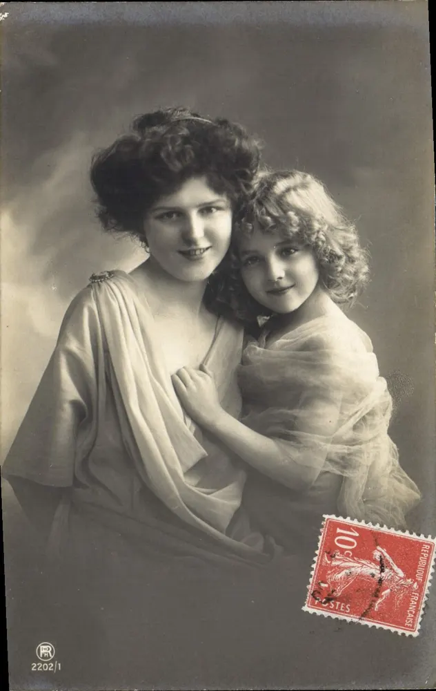 Zwei junge Frauen — Portraitstudio — Verlag PR, Nr. 2202/1 - Vorderseite
