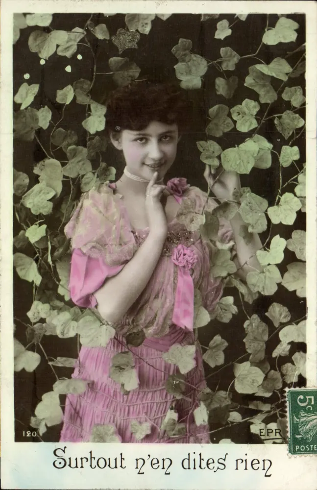 Jovem mulher em vestido rosa — entre trepadeiras — EPR n°120 - Frente