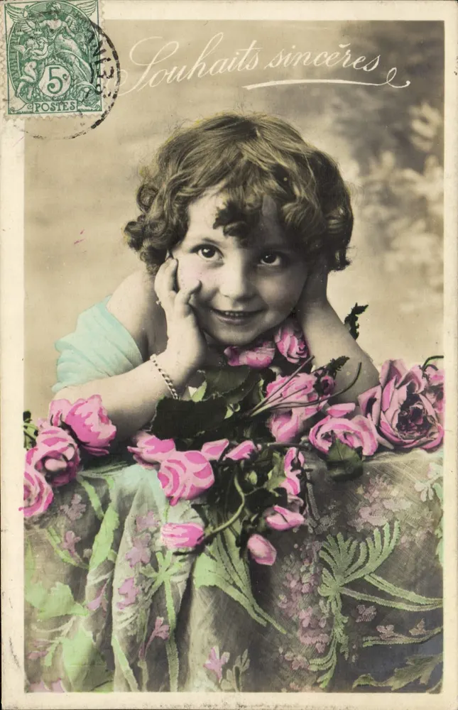 Menina sorridente com rosas — cartão postal — Union Postale Universelle - Frente