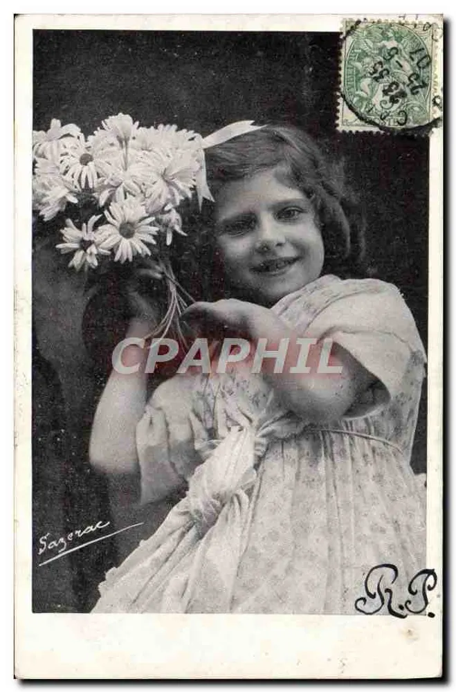 Menina sorridente segurando um buquê de margaridas — Sazerac, editor - Frente