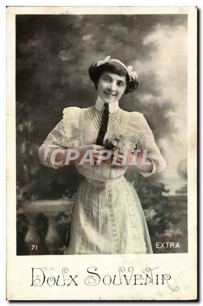 Jeune femme en robe à dentelle — portrait photographique — éditeur EXTRA, n° 71 - Vorderseite