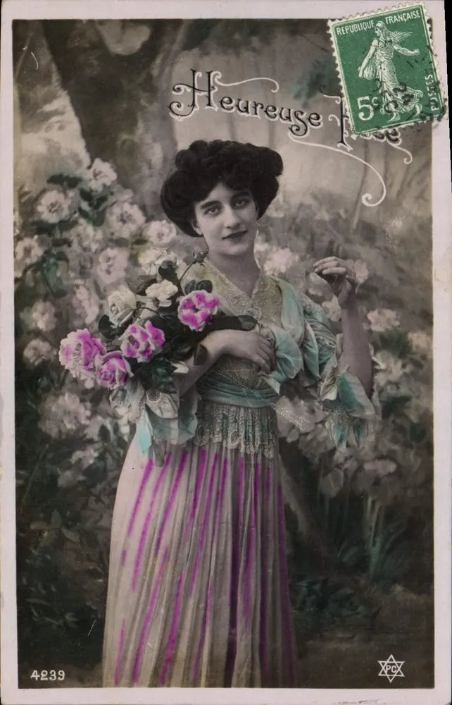 Junge Frau in einem farbenfrohen Kleid — blühender Garten — anonymer Verlag, Nr. 4239 - Vorderseite