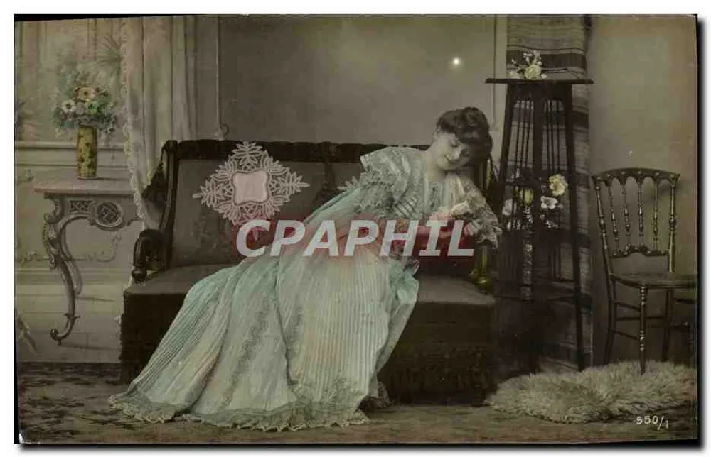 Junge Frau in einem Kleid im Art Nouveau-Stil — elegantes Interieur — Nr. 550/4 - Vorderseite
