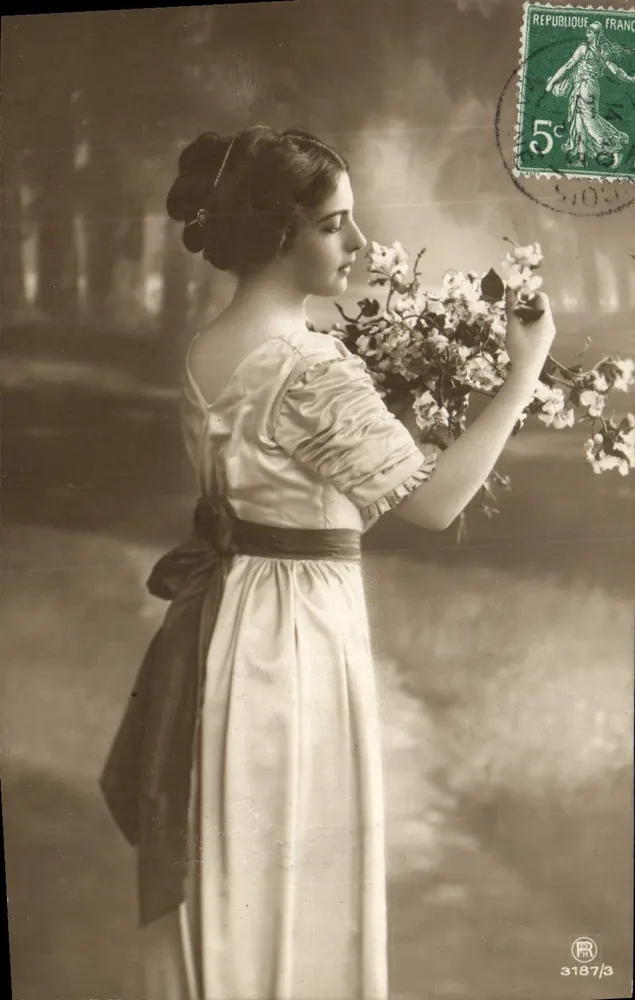 Junge Frau in weißem Kleid mit Blumen — Verlag R. 3187/3 - Vorderseite